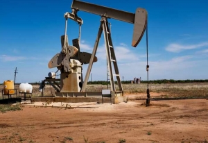 Oil increases by 1% on supply cuts but economic slowdown expected
